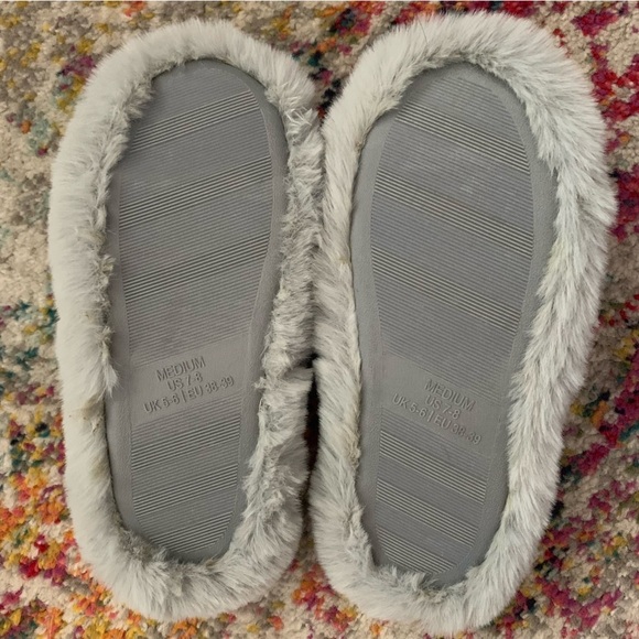 👗Wore once! Grey Fluffy Two-Strap Slippers, size Medium 7-8 - Picture 3 of 5